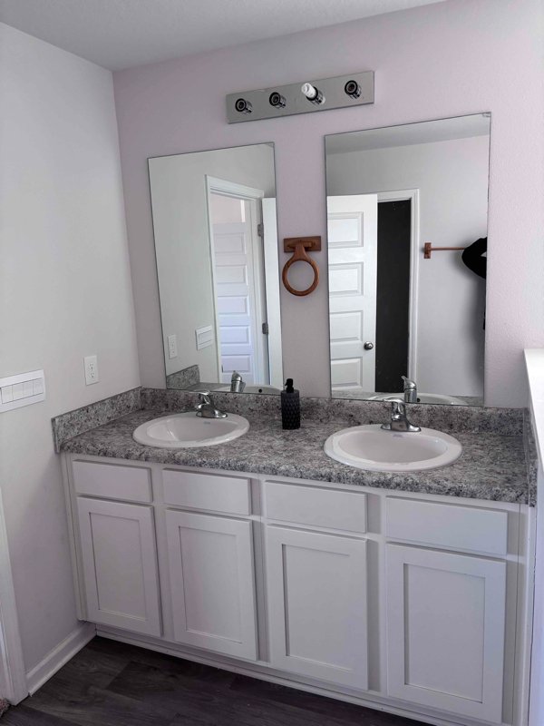 Spacious Room – Private Bath – Relax & Unwind!